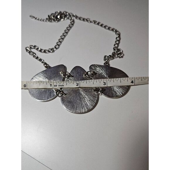 *Sale* Silver tone necklace with black and white pendant - Picture 7 of 11